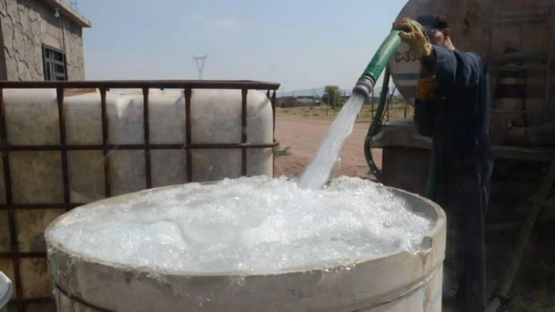 Trabajador Llenando Tinacos y Tanques de Agua en la Colonia Granjas del Sur y Campo Viejo al Sur de la Ciudad (1)